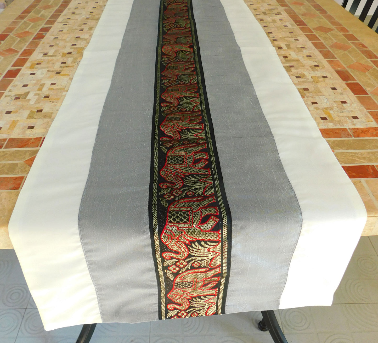 Tischläufer zweifarbig mit Elefanten Borte Weihnachten Festival Geburtstag Hochzeit Party Wohnzimmer Küche Tischdecke aus Thai Seide Thai Silk